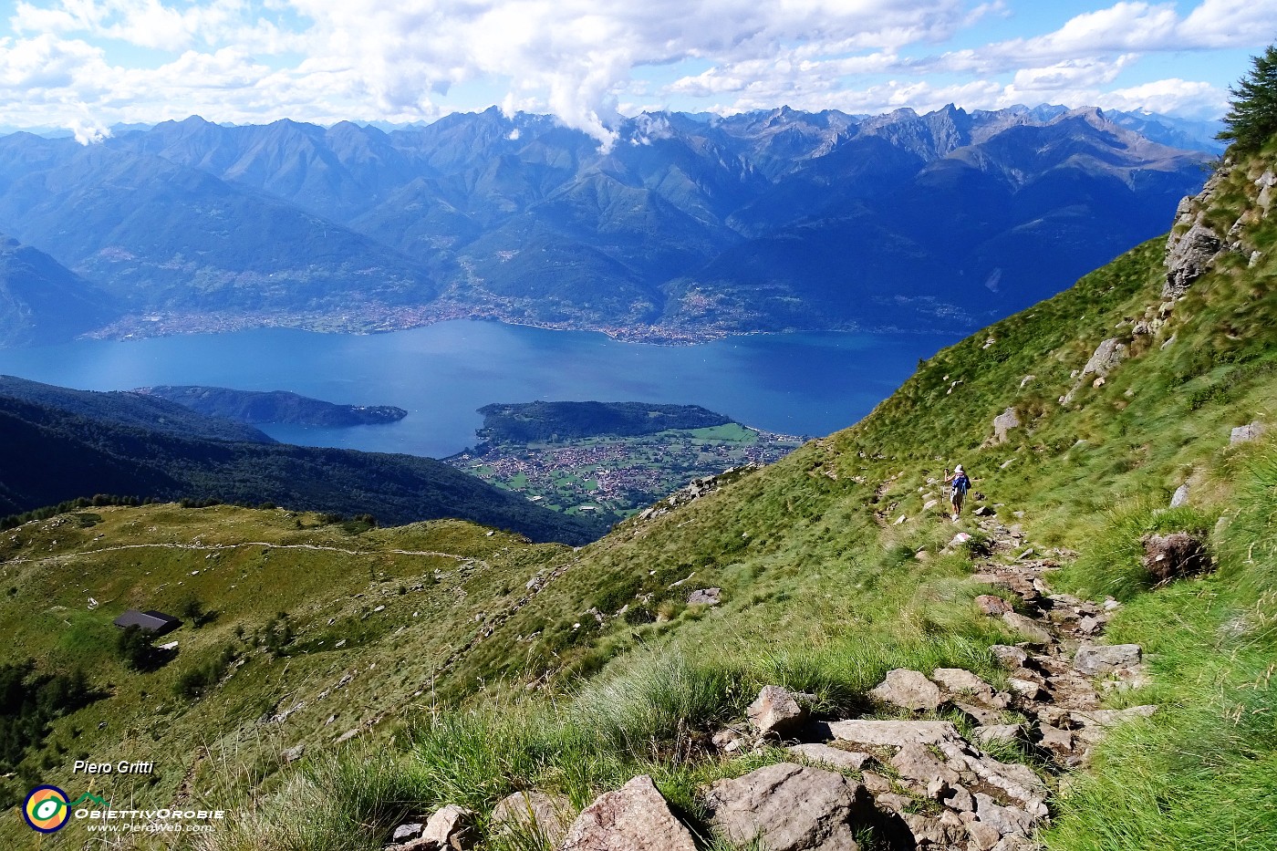 92 Pascoli di Agrogno e, sul lago,  Piona.JPG